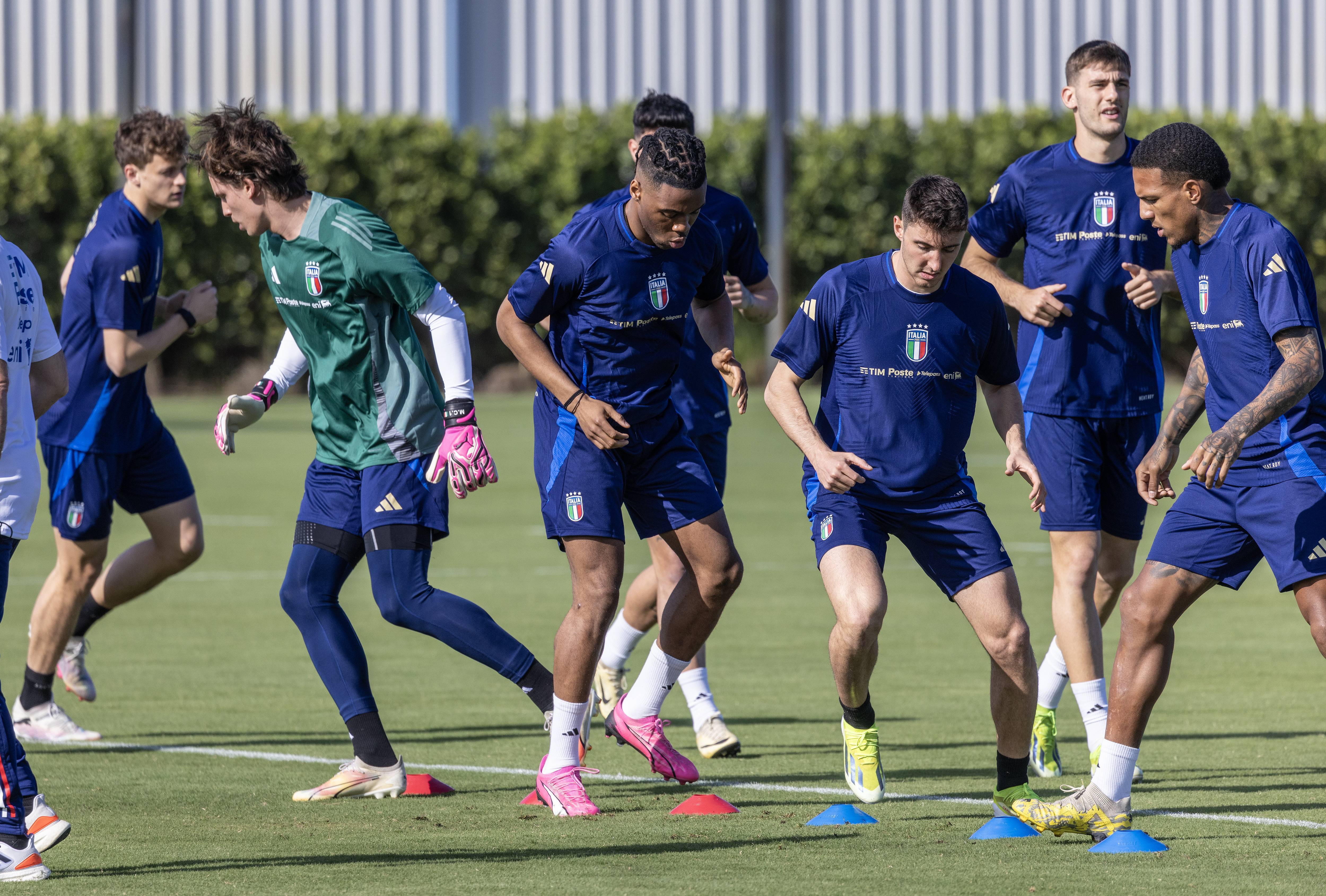 球队集体发力攻防兼备，欧洲足球比赛展现魅力