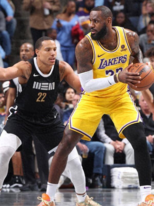 湖人逆转击败灰熊，继续不败