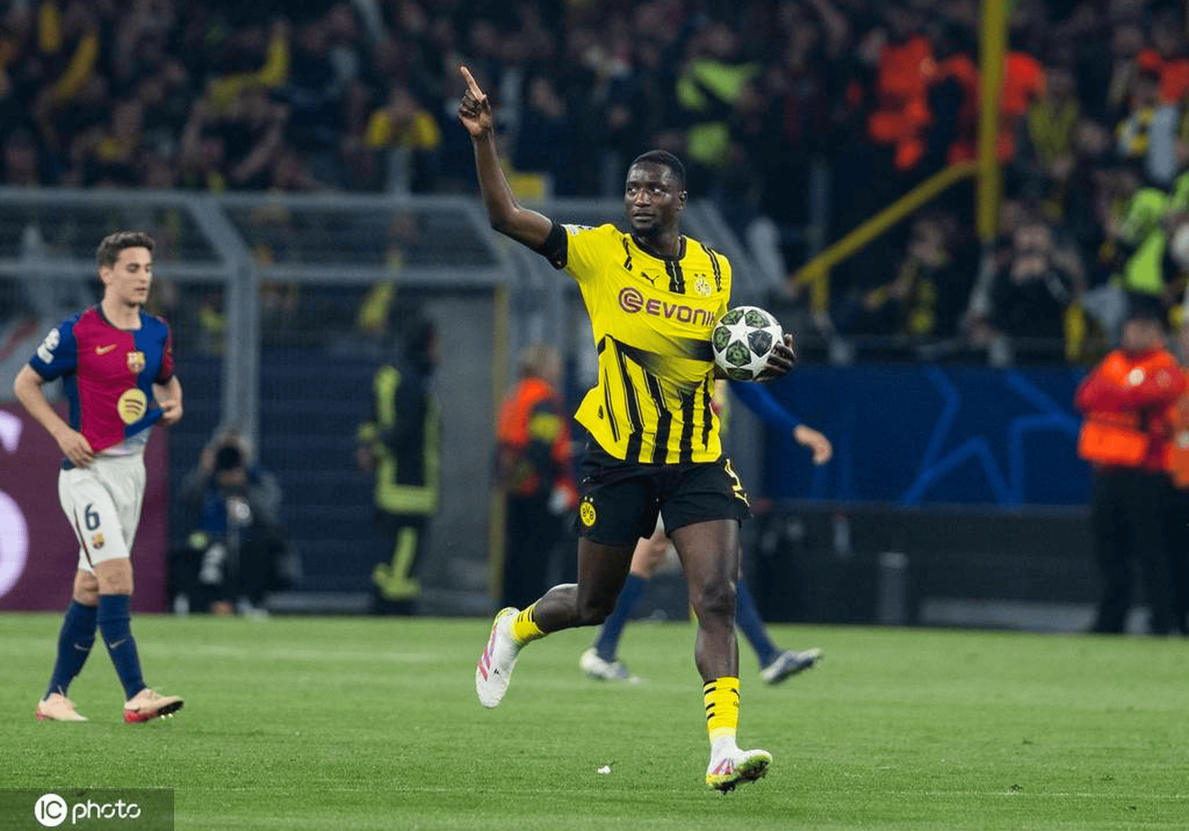 多特蒙德强势罗马，佩德里完成帽子戏法的简单介绍